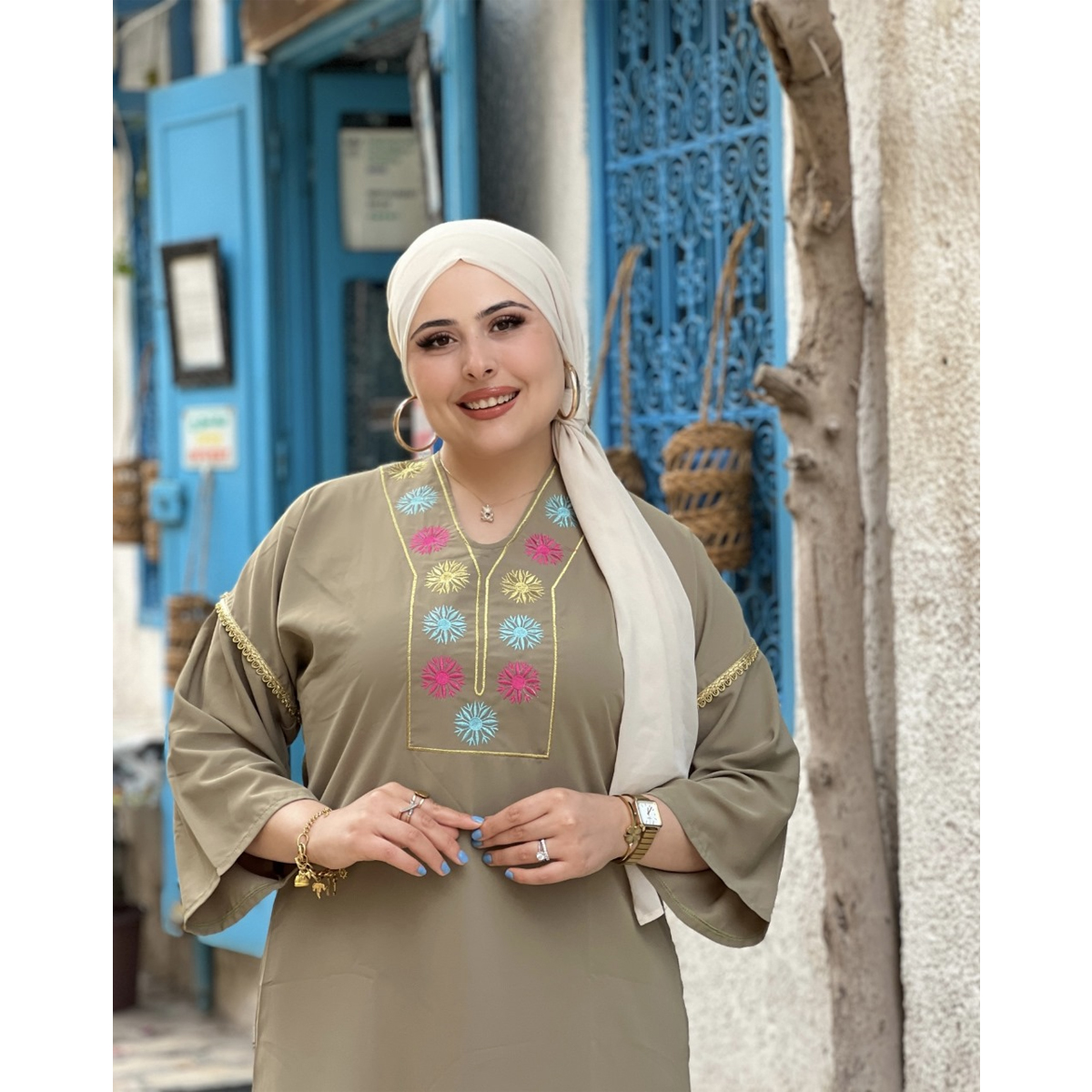 Jebba fashion printemps-été 2025 - Jebba Chams en Crêpe haut de gamme en broderie motif chams sur la poitrine, en grège A