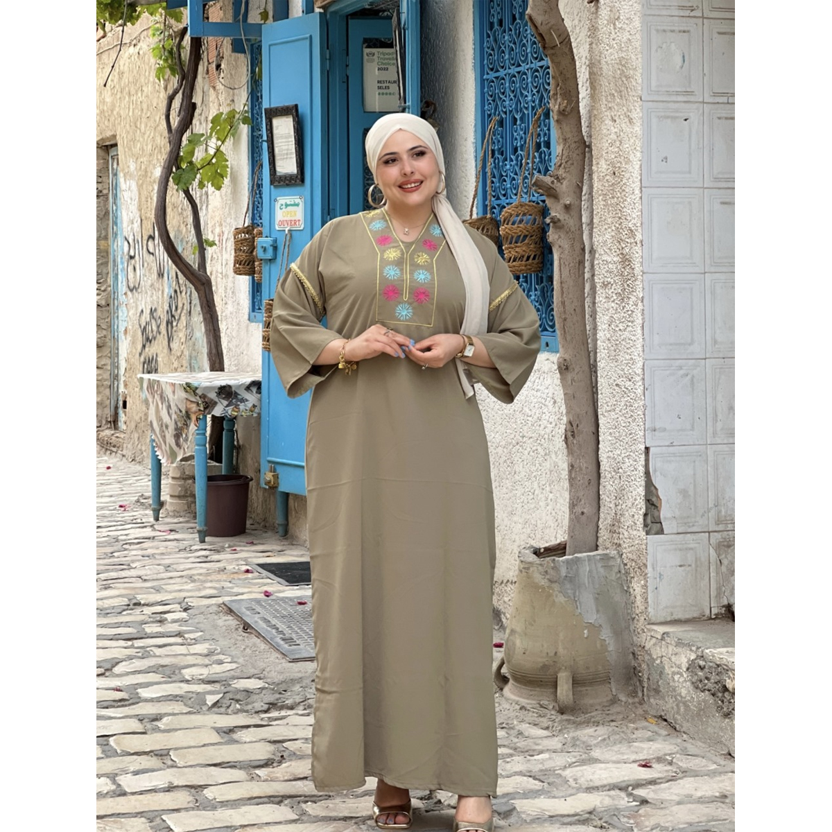 Jebba fashion printemps-été 2025 - Jebba Chams en Crêpe haut de gamme en broderie motif chams sur la poitrine, en grège B