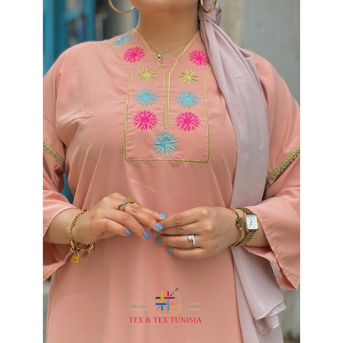 Jebba fashion printemps-été 2025 - Jebba Chams en Crêpe haut de gamme en broderie motif chams sur la poitrine, en rose poudré A