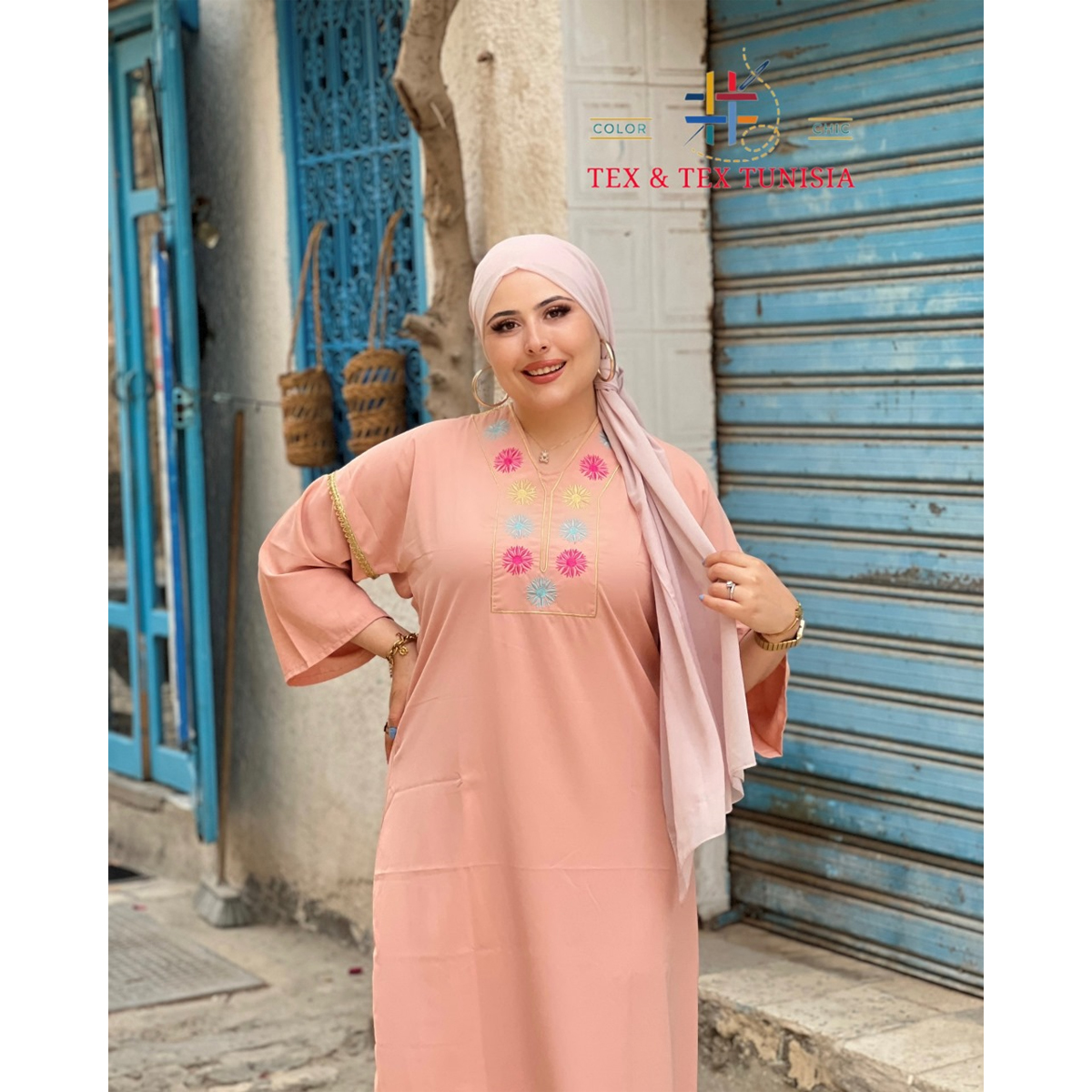 Jebba fashion printemps-été 2025 - Jebba Chams en Crêpe haut de gamme en broderie motif chams sur la poitrine, en rose poudré C