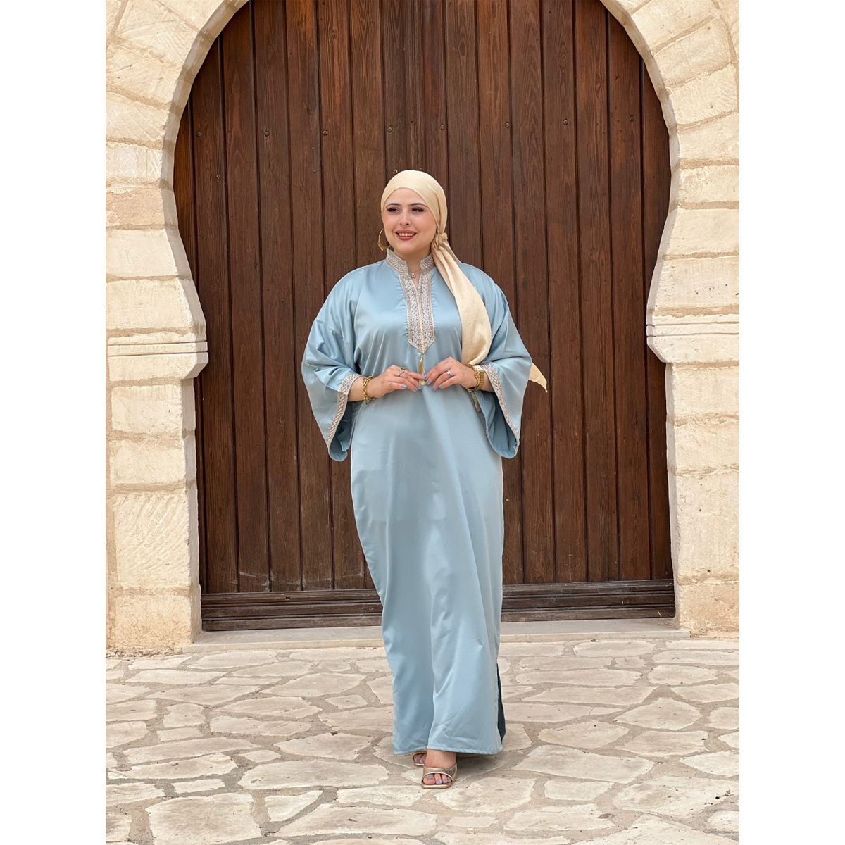 Jebba fashion printemps-été 2025 - Jebba Joury en Satin Osaka en broderie argentée sur la poche et poitrine, en bleu ciel A