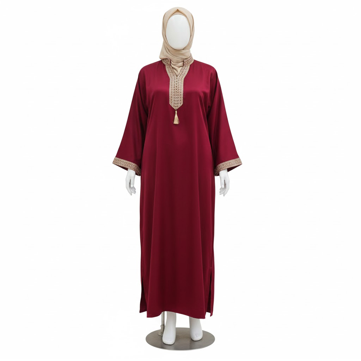 Jebba fashion printemps-été 2025 - Jebba Joury en Satin Osaka en broderie argentée sur la poche et poitrine, en rouge bordeaux