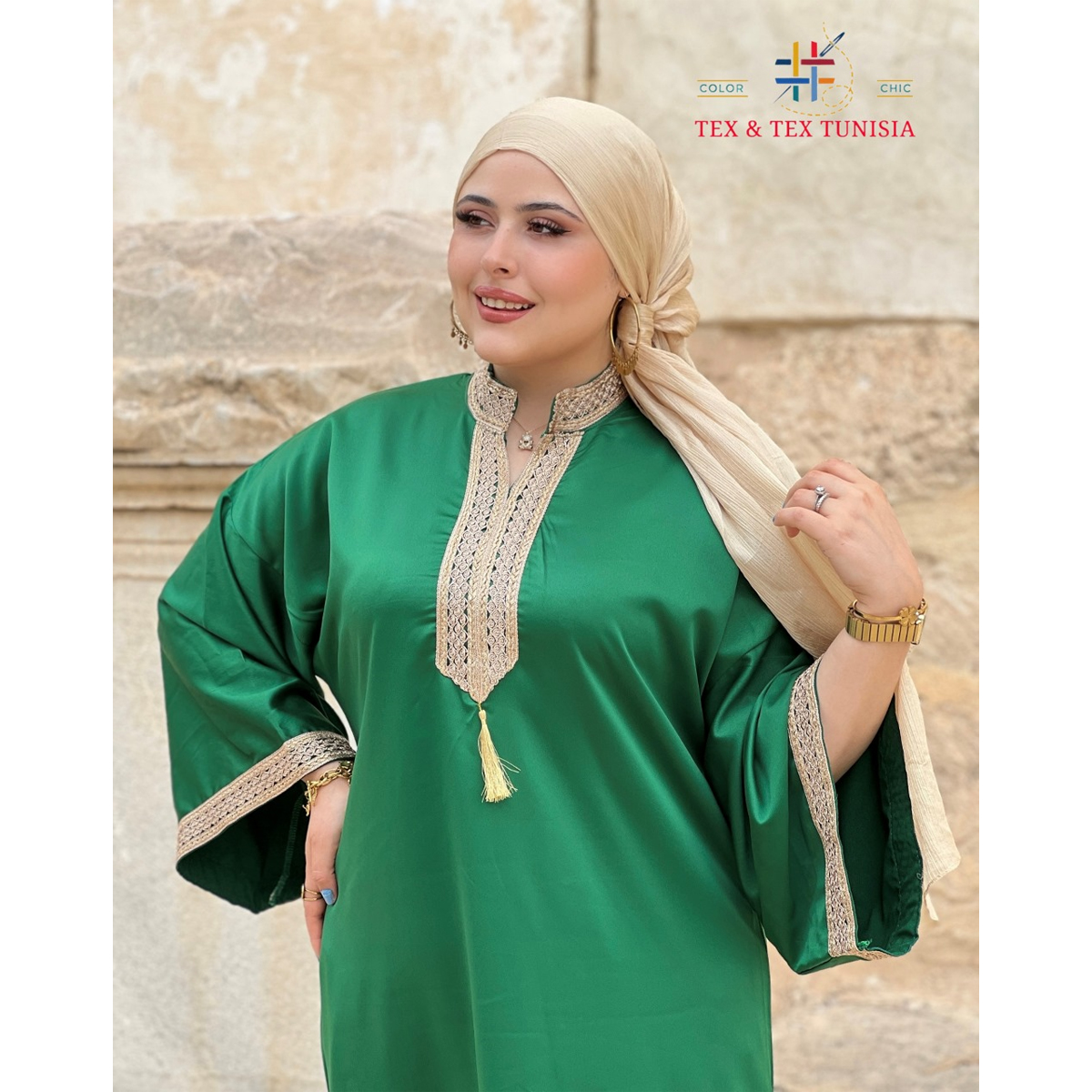 Jebba fashion printemps-été 2025 - Jebba Joury en Satin Osaka en broderie argentée sur la poche et poitrine, en vert B