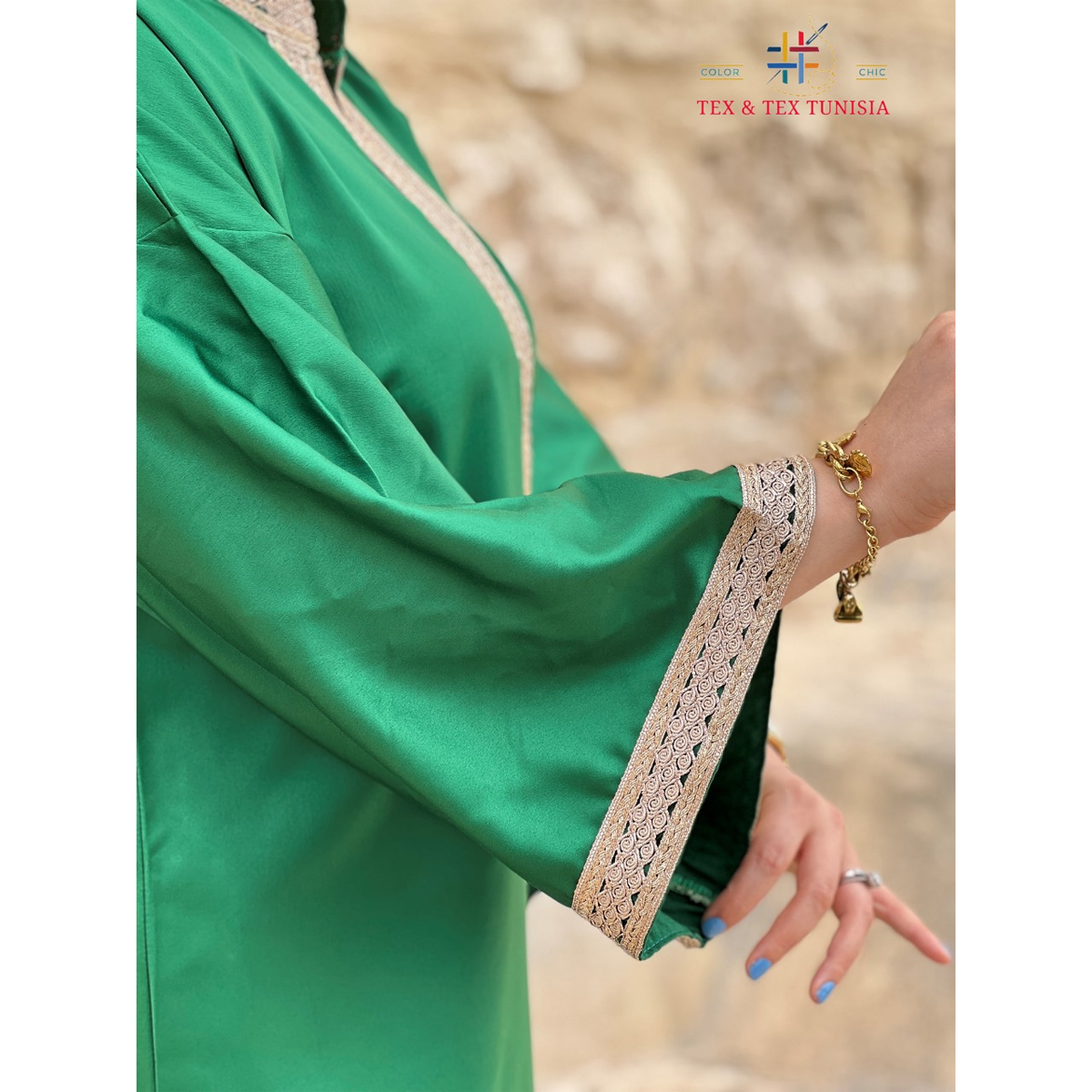 Jebba fashion printemps-été 2025 - Jebba Joury en Satin Osaka en broderie argentée sur la poche et poitrine, en vert D