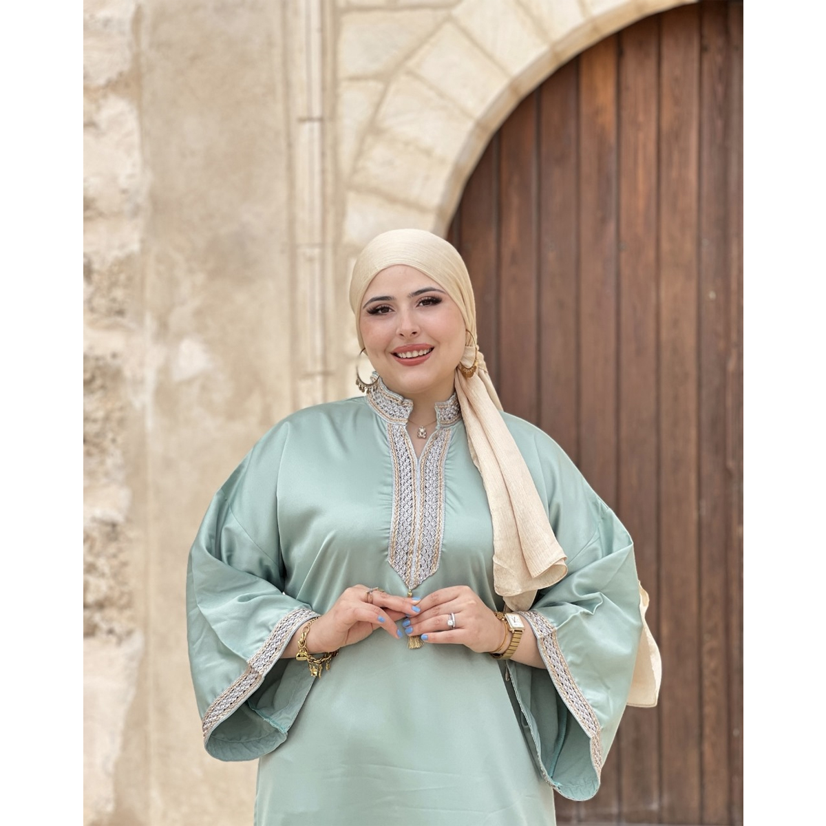 Jebba fashion printemps-été 2025 - Jebba Joury en Satin Osaka en broderie argentée sur la poche et poitrine, en vert D’eau A