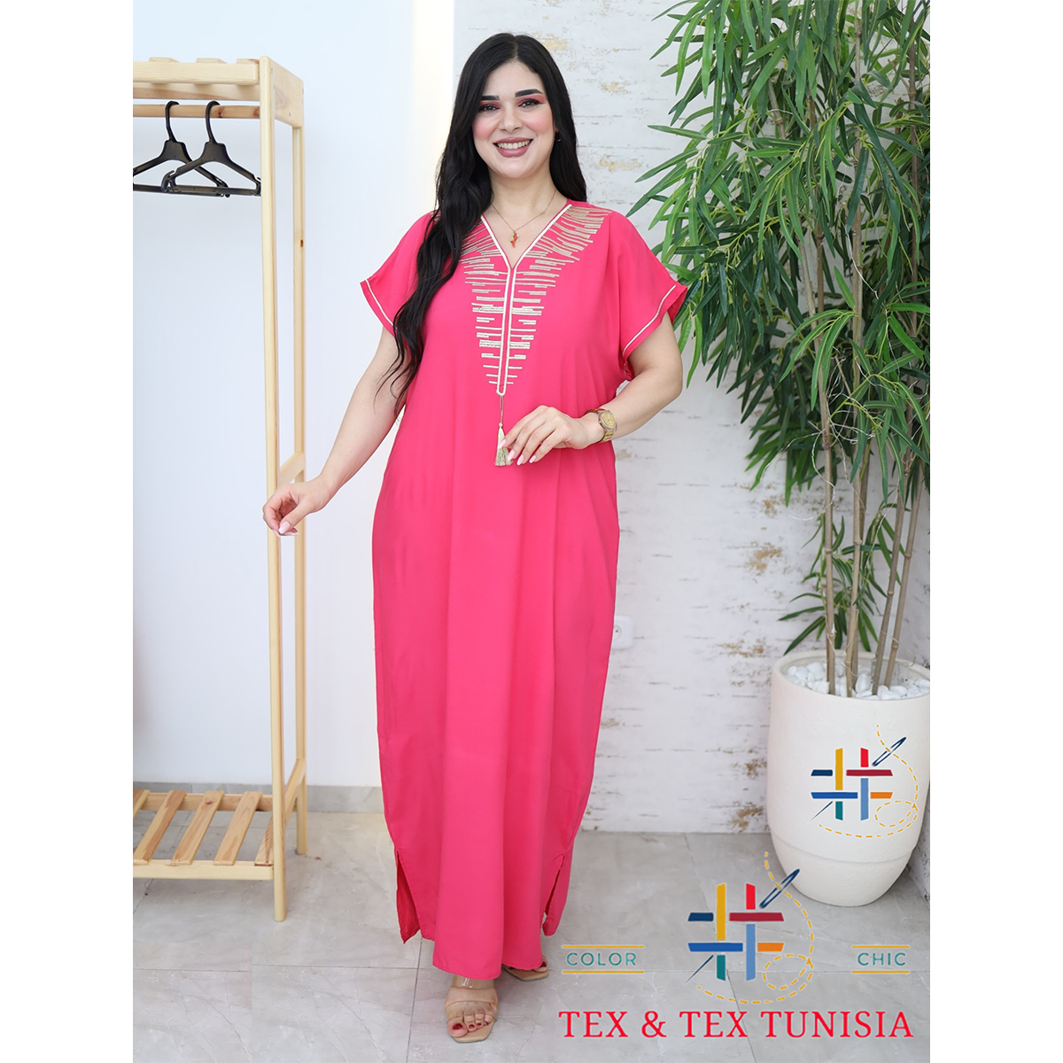 Jebba fashion printemps-été 2025 - Jebba demi manche motif Cléopâtre en broderie dorée col V en rose fuchsia B