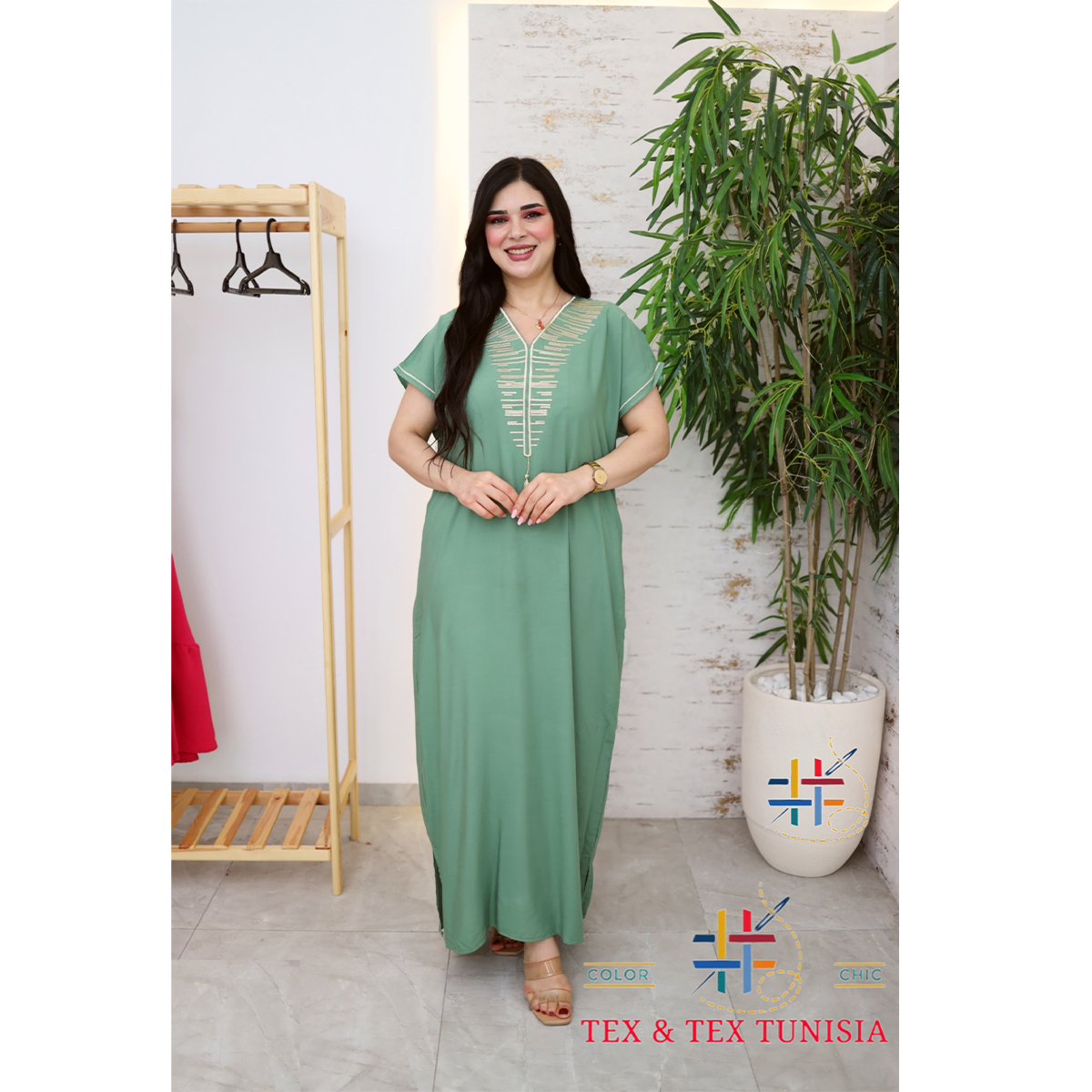 Jebba fashion printemps-été 2025 - Jebba demi manche motif Cléopâtre en broderie dorée col V en rose vert rotana B