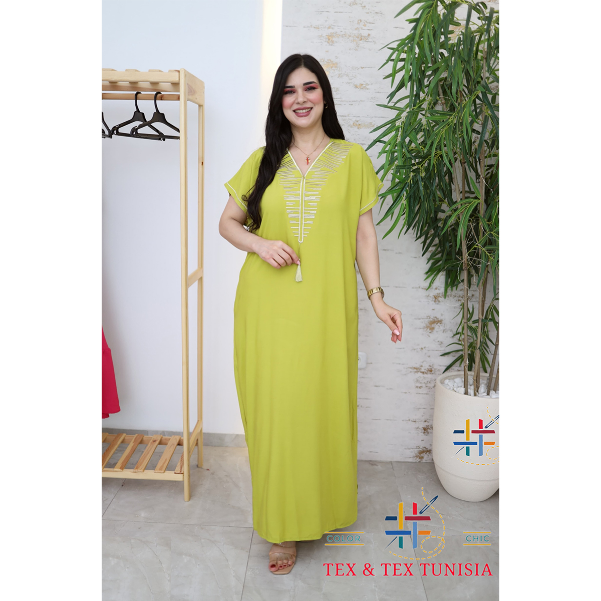 Jebba fashion printemps-été 2025 - Jebba demi manche motif Cléopâtre en broderie dorée col V en vert anis B