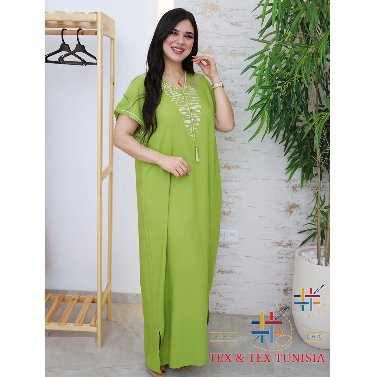 Jebba fashion printemps-été 2025 - Jebba demi manche motif Cléopâtre en broderie dorée col V en vert pistache B